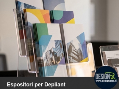 Espositori porta depliant: come organizzare e valorizzare la comunicazione