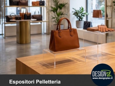 Espositori per pelletteria in plexiglass: soluzioni per vetrine e punti vendita
